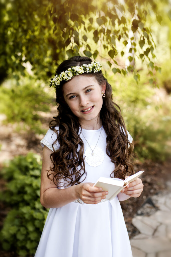 Read more about the article Fotograf na komunię – dlaczego warto mieć fotografa na komunii swojego dziecka?